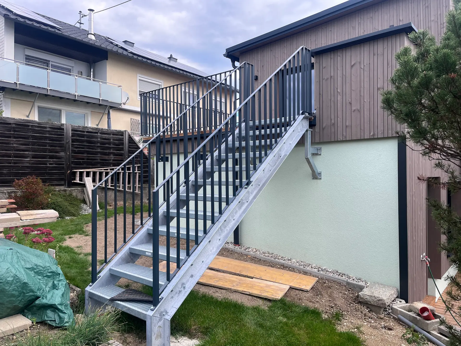 Stahlstiege mit modernem Geländer und freitragender Konstruktion