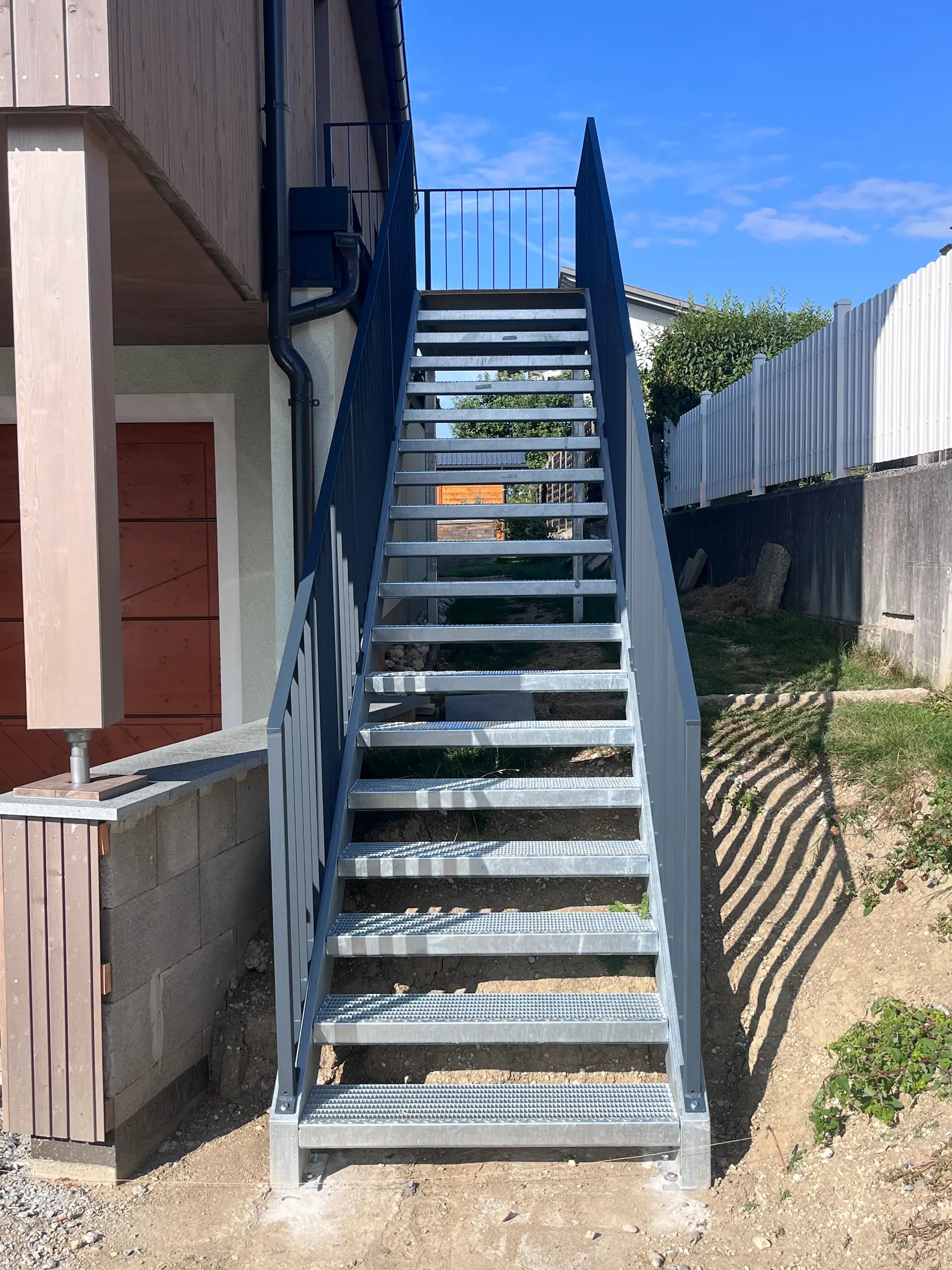 Robuste Metalltreppe als Außentreppe für Wohnhaus