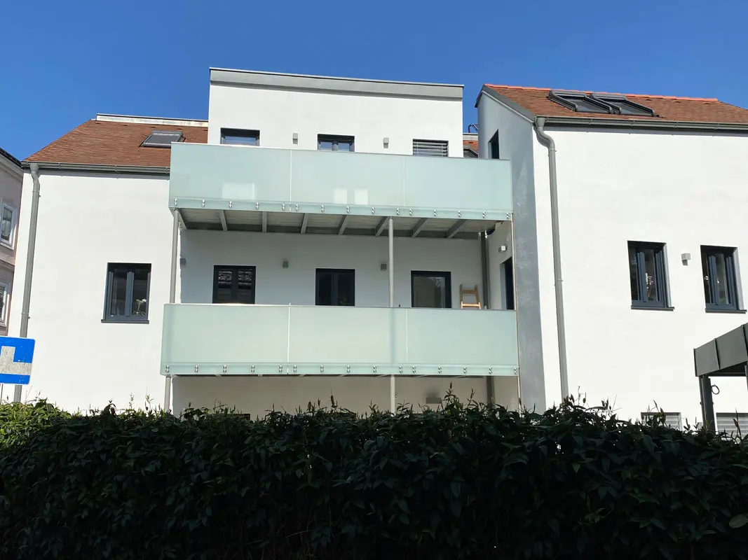 Moderner Glasbalkon Stahlkonstruktion Linz Oberösterreich